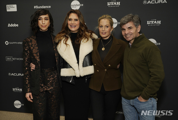 [파크시티(미 유타주)=AP/뉴시스]미 영화배우 브룩 실즈(왼쪽 2번째)가 20일(현지시간) 유타주 파크시티에서 열린 선댄스 영화제에서 자신의 삶을 다룬 새 다큐멘터리 '프리티 베이비 : 브룩 실즈'의 시사회에 앞서 감독 라나 윌슨(왼쪽), 책임 제작자 알리 웬트워스(오른쪽 2번째), 조지 스테파노폴루스(오른쪽)와 함께 포즈를 취하고 있다. 실즈는 이 다큐멘터리에서 자신이 성폭행의 희생자였다고 털어놓았다. 2023.1.21