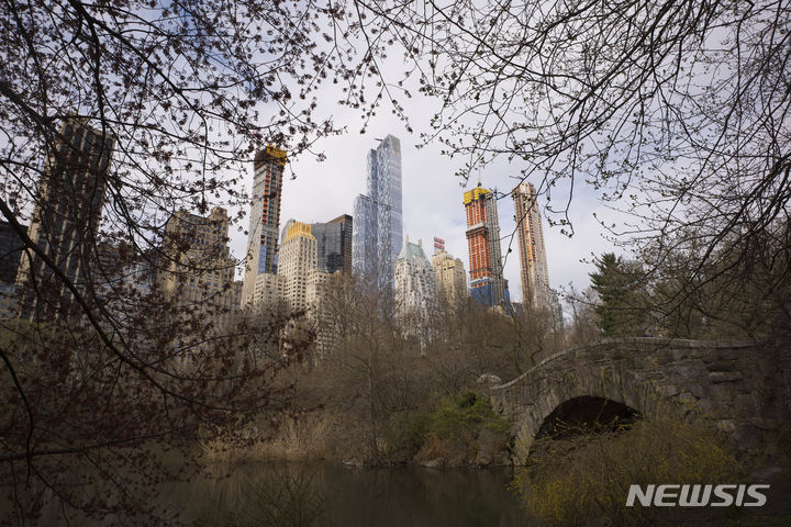 [뉴욕=AP/뉴시스]올해 3분기 미국의 국내총생산(GDP)은 4.3%(연율)를 기록했을 것으로 전망됐다. 사진은 뉴욕에서 건설 중인 새 아파트 건물의 모습. 2023.10.23.