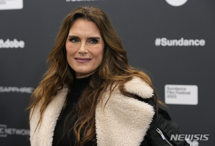 [파크시티(미 유타주)=AP/뉴시스]미 영화배우 브룩 실즈가 20일(현지시간) 유타주 파크시티에서 열린 선댄스 영화제에서 자신의 삶을 다룬 새 다큐멘터리 '프리티 베이비 : 브룩 실즈'의 시사회에 앞서 포즈를 취하고 있다. 실즈는 이 다큐멘터리에서 자신이 성폭행의 희생자였다고 털어놓았다. 2023.1.21