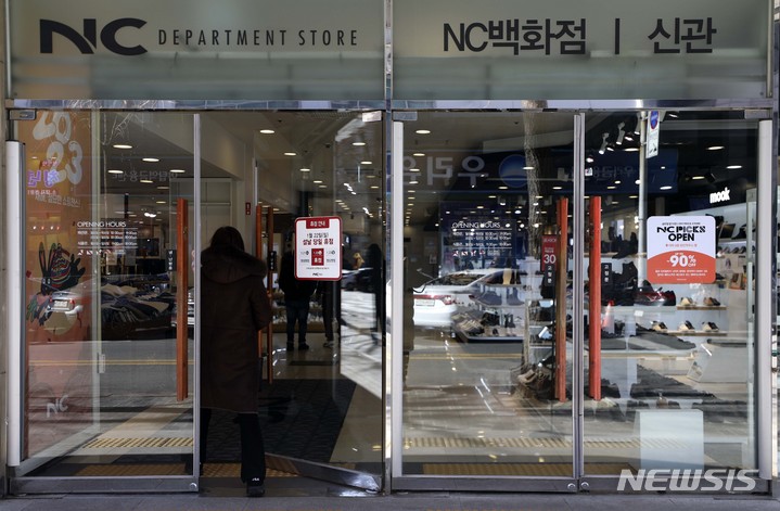 [성남=뉴시스] 최진석 기자 = 21일 천장 균열과 관련해 보수 조치를 마친 경기 성남시 NC백화점 야탑점이 영업을 재개, 고객들이 입장하고 있다. 지난 16일 2층 균열과 1층 제연창 낙하와 관련해 건축물 사용제한 조치가 취해졌던 NC백화점 야탑점은 보수 조치를 마친 뒤 영업을 재개했다. 2023.01.21. myjs@newsis.com