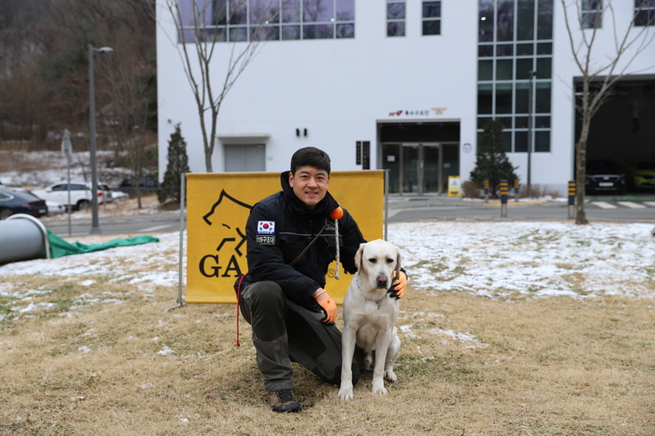 [서울=뉴시스]서울시 119구조견 ‘구구’와 핸들러 소방장 이동수.(사진=서울시 제공)&nbsp; *재판매 및 DB 금지