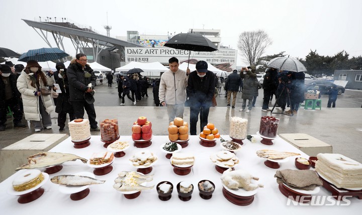 [파주=뉴시스] 김선웅 기자 = 설날인 22일 경기 파주시 임진각 망배단에서 열린 망향경모제에서 실향민 가족들이 참배를 하고 있다. 2023.01.22. mangusta@newsis.com