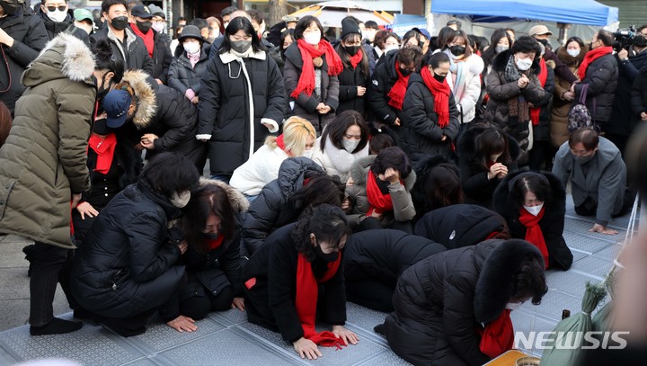 [서울=뉴시스] 김선웅 기자=지난 22일 서울 용산구 녹사평역 인근 이태원 참사 희생자 합동분향소에서 합동 차례가 열리고 있다. 2023.01.22. mangusta@newsis.com