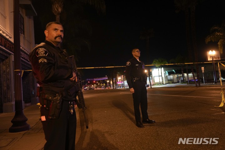 [몬터레이파크=AP/뉴시스] 22일(현지시간) 경찰관들이 미국 캘리포니아 몬터레이파크에서 발생한 총격 사건 현장 인근에서 경계하고 있다. 2023.01.22.