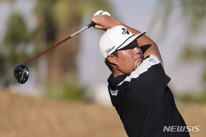 [라 킨타=AP/뉴시스] 임성재가 22일(현지시간) 미 캘리포니아주 라 킨타의 PGA 웨스트 프라이데이에서 열린 미 프로골프(PGA) 투어 디 아메리칸 익스프레스 최종 라운드 18번 홀에서 티샷하고 있다. 임성재는 최종 합계 20언더파 268타 공동 18위로 대회를 마쳤다. 2023.01.23.