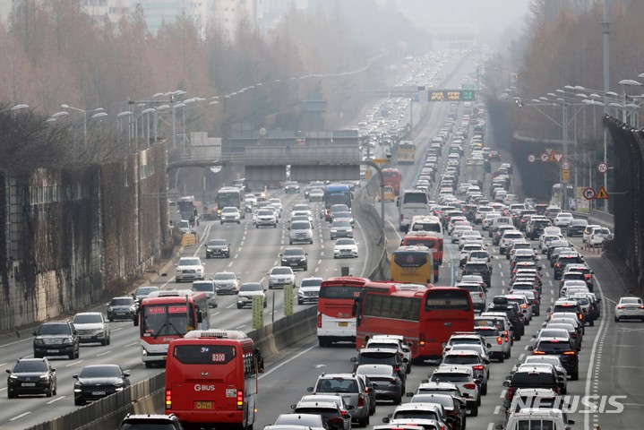 [서울=뉴시스] 조성우 기자 = 지난 1월23일 오후 서울 서초구 잠원IC 인근 경부고속도로 상하행선이 정체를 빚고 있다. 2023.01.23. xconfind@newsis.com