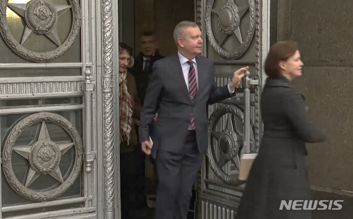 [모스크바=AP/뉴시스]마르구스 라이드레 모스크바 주재 에스토니아 대사가 23일 모스크바의 러시아 외무부 청사를 나서고 있다. 러시아 외무부는 23일 모스크바 주재 에스토니아 대사를 추방하고, 모스크바 주재 에스토니아 외교 공관이 앞으로 대사관에서 총영사관으로 격하될 것이라고 밝혔다. 2023.1.23