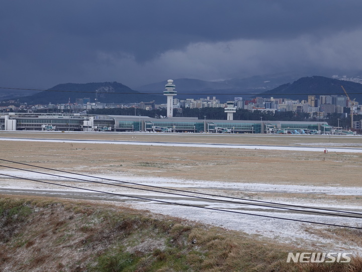 [제주=뉴시스] 오영재 기자 = 악천후가 이어지고 있는 24일 오전 제주국제공항 활주로가 항공기 결항 속출로 한적한 모습을 보이고 있다. 이날 오전 제주에는 한파 및 대설 주의보가 내려지고 강풍경보까지 발효됐다. 2023.01.24. oyj4343@newsis.com