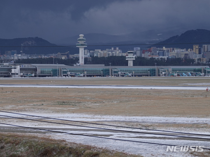 [제주=뉴시스] 오영재 기자 = 설연휴 마지막 날인 24일 오전 제주국제공항 활주로에 기상 악화로 인해 항공기 연결이 취소 또는 지연되고 있다. 2023.01.24. oyj4343@newsis.com