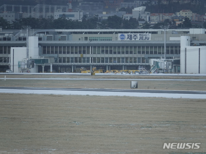 [제주=뉴시스] 오영재 기자 = 기상 악화로 인해 항공기 결항이 이어지고 있는 24일 오전 제주국제공항 활주로가 비어있다. 이날 오전 제주에는 한파 및 대설 주의보가 내려지고 강풍경보까지 발효됐다. 2023.01.24. oyj4343@newsis.com 