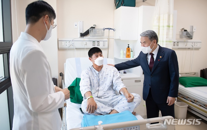 [서울=뉴시스]이종섭 국방부 장관은 24일 국군수도병원을 방문해 설 연휴 기간에도 응급진료태세를 유지하고 있는 군 의료진과 입원장병을 격려했다. (사진=국방부 제공) 2023.01.24. photo@newsis.com