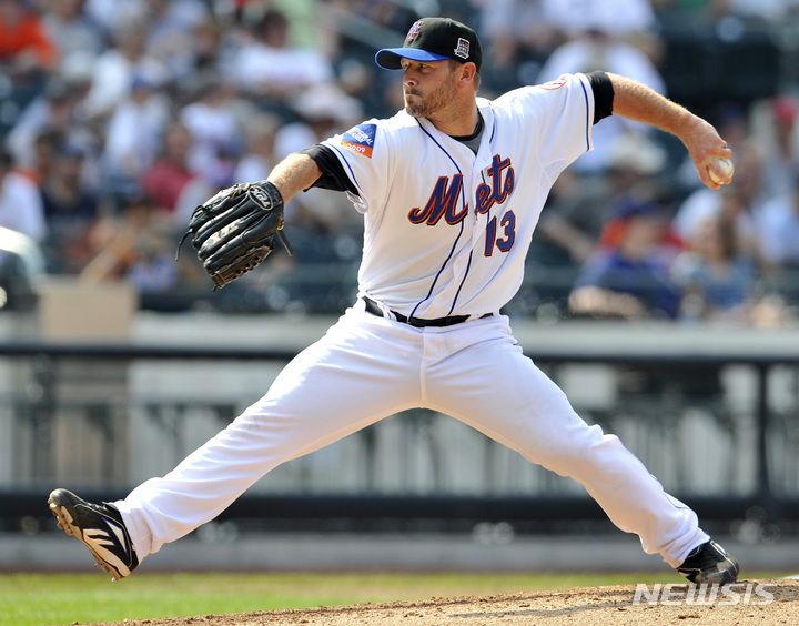 [뉴욕=AP/뉴시스]토론토 블루제이스 윌 와그너의 아버지 빌리 와그너의 현역 시절 모습. 뉴욕 메츠 소속이던 빌리 와그너가 2009년 8월 25일(한국시각) 뉴욕 시티 필드에서 열린 필라델피아 필리스전에서 역투하고 있다. 2024.08.13.