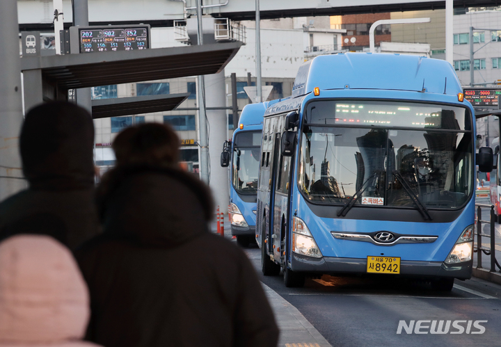 [서울=뉴시스] 고승민 기자 = 내달 1일부터 서울 택시 기본요금이 3800원에서 4800원으로 오르고 지하철과 버스 요금도 올해 상반기까지는 인상될 것으로 알려진 24일 서울역 버스정류장에서 시민들이 버스를 기다리고 있다. 2023.01.30. kkssmm99@newsis.com