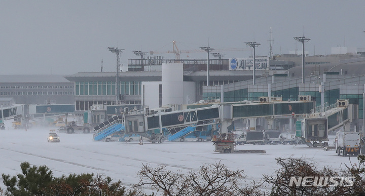 [제주=뉴시스] 우장호 기자 = 제주지역에 대설 및 강풍특보가 내려진 24일 오전 제주국제공항 계류장이 항공기가 1편도 없어 텅 비어 있다. 제주공항은 이날 운항 예정이던 출·도착 항공편 476편 모두를 결항하기로 결정했다. 2023.01.24. woo1223@newsis.com