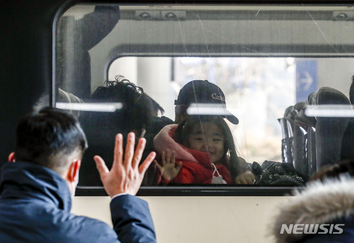 [서울=뉴시스] 정병혁 기자 = 설 연휴 마지막 날인 24일 오전 서울 중구 서울역에서 고향으로 돌아가는 가족이 인사를 나누고 있다. 2023.01.24. jhope@newsis.com