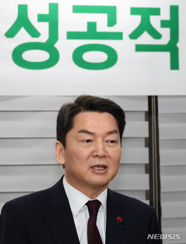 [서울=뉴시스] 전진환 기자 = 국민의힘 당권주자인 안철수 의원이 24일 서울 여의도 한 식당에서 열린 설 맞이 북한이탈주민 초청 간담회 및 떡국 오찬에서 발언하고 있다. (공동취재사진) 2023.01.24.&nbsp; photo@newsis.com