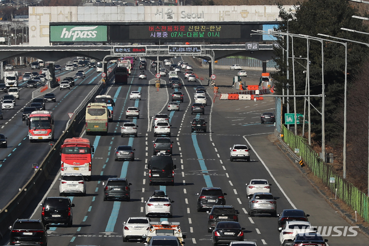 [성남=뉴시스] 백동현 기자 = 1월24일 오후 경기 성남시 서울톨게이트 인근 경부고속도로 상행선(서울 방향)에 귀경하는 차량들이 이동하고 있다. 기사 내용과는 무관. 2023.01.24. livertrent@newsis.com