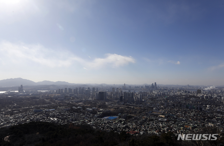 [서울=뉴시스] 고승민 기자 = 서울 기온이 영하 16.4도, 체감기온이 영하 25.5도까지 내려갔지만 미세먼지 수치는 '좋음' 단계를 보인 24일 서울 남산공원에서 바라본 도심 하늘이 맑다. 2023.01.24. kkssmm99@newsis.com