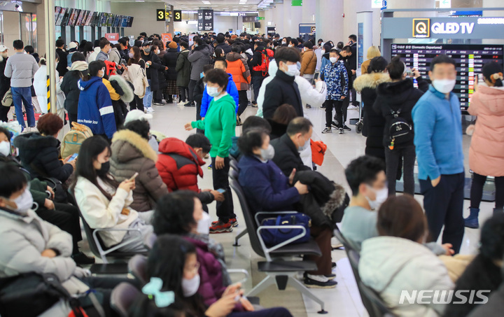 [제주=뉴시스] 우장호 기자 = 제주지역에 대설 및 강풍특보가 내려진 24일 제주국제공항 3층 출발장이 대체편 항공기 티켓을 예약하려는 귀경객들의 발걸음으로 붐비고 있다. 제주공항은 이날 운항 예정이던 출·도착 항공편 476편 모두를 결항하기로 결정했다. 2023.01.24. woo1223@newsis.com