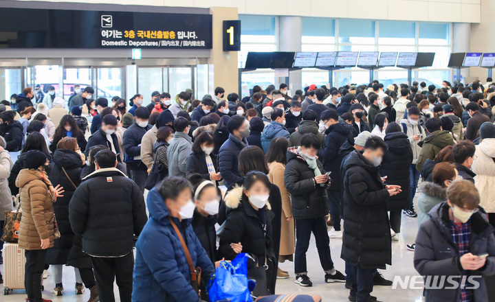 [제주=뉴시스] 우장호 기자 = 제주지역에 대설 및 강풍특보가 내려진 24일 제주국제공항 3층 출발장이 대체편 항공기 티켓을 예약하려는 귀경객들의 발걸음으로 붐비고 있다. 제주공항은 이날 운항 예정이던 출·도착 항공편 476편 모두를 결항하기로 결정했다. 2023.01.24. woo1223@newsis.com