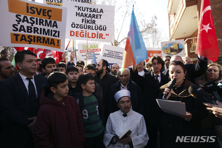 [앙카라=AP/뉴시스] 지난 1월24일(현지시간) 튀르키예 수도 앙카라에 있는 스웨덴 대사관 밖에서 시위대가 이슬람 경전인 쿠란을 낭송하고 있다. 시위대는 지난 1월21일 스웨덴에서 덴마크 극우 정당 라스무스 팔루단 대표가 쿠란 사본을 불태우며 반튀르키예 시위를 벌인 것에 분노해 시위를 벌였으며 레제프 타이이프 에르도안 튀르키예 대통령은 스웨덴이 시위를 진압하지 않았다며 "북대서양조약기구(NATO) 가입 지지를 기대하지 말라"라고 말했다. 2023.06.02.