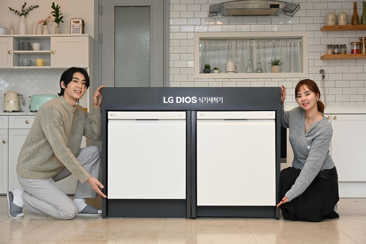 [서울=뉴시스] 모델들이 제품 하단 높이가 10cm인 LG전자 식기세척기 신제품과 하단 높이가 15cm인 기존 12인용 제품(왼쪽)을 소개하고 있다. (사진=LG전자) 2023.01.25. photo@newsis.com *재판매 및 DB 금지