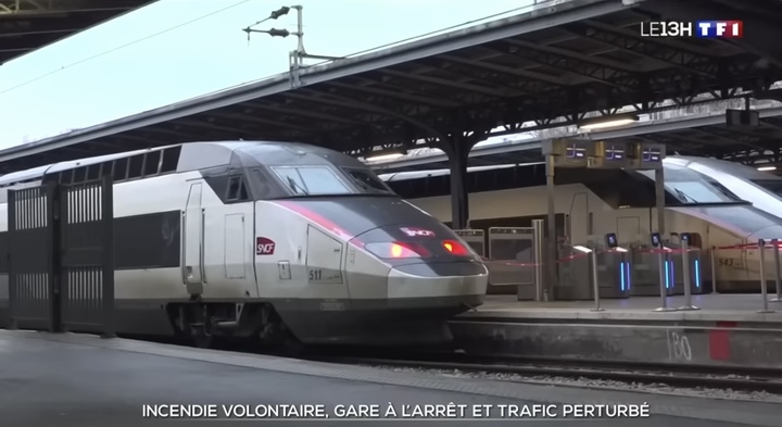 [서울=뉴시스] 프랑스 파리 기차역에서 방화 사건이 발생해 열차 운행이 대거 취소됐다고 24일(현지시간) ABC 뉴스, 프랑스 24 등 외신이 보도했다. <출처 : TF1 INFO 유튜브 캡처> 2023.01.25. *재판매 및 DB 금지