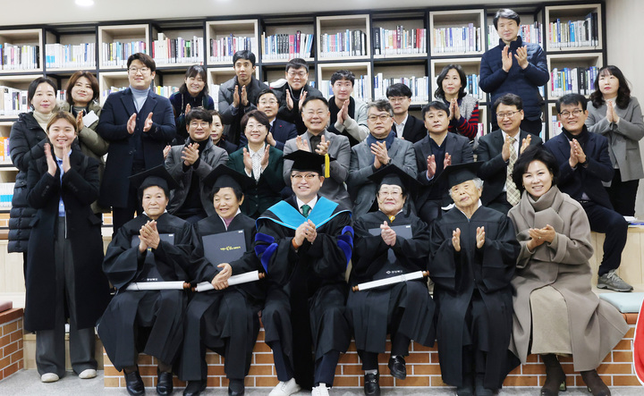 수업을 마친 이철우 경북도지사가 칠곡할매글꼴 할머니들과 기념사진을 찍고 있다 (사진=칠곡군 제공) *재판매 및 DB 금지