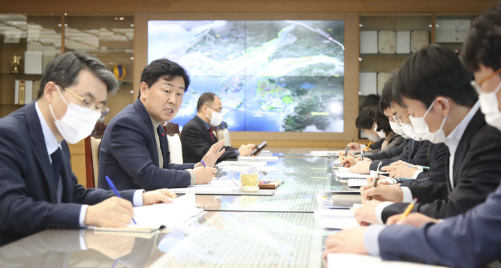 [전주=뉴시스] 25일 전북도청 회의실에서 열린 2024~2025년 국가예산 확보를 위한 신규사업 2차 발굴 보고회에 김관영 도지사를 비롯한 실국장들이 회의를 갖고 있다. 2023.01.25 (사진= 전라북도청 제공) *재판매 및 DB 금지