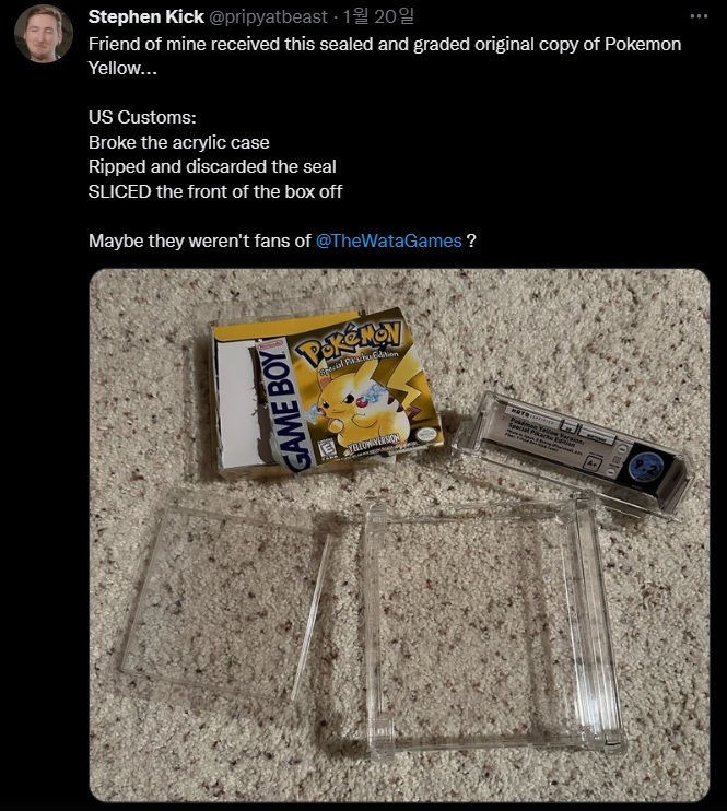 [서울=뉴시스] 거금을 들여 포켓몬스터 옐로우를 구매한 남성의 친구인 스티븐 킥이 소셜미디어(SNS)에 공유한 게시물, 구매자에 따르면 세관 직원은 게임의 비닐포장과 아크릴 케이스, 전면부 박스를 모조리 훼손했다 (사진출처: 스티븐 킥 트위터 캡처) 2023.01.25. *재판매 및 DB 금지