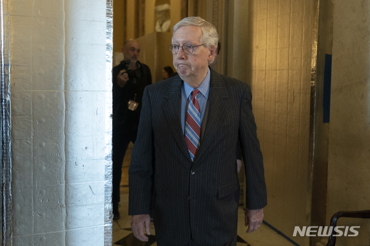 [워싱턴DC=AP/뉴시스]미국 공화당 상원 1인자인 미치 매코널 원내대표가 워싱턴DC 국회의사당에서 열린 오찬 회의에 참석하기 위해 걸어가고 있다. 2023.02.06.