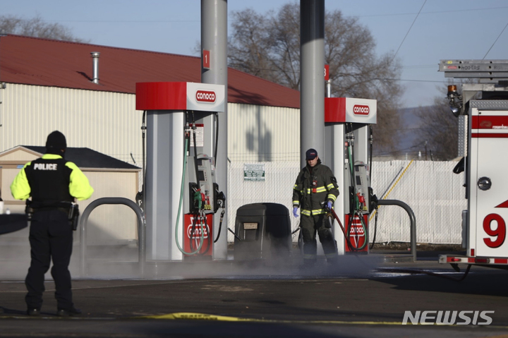 [야키마=AP/뉴시스] 24일(현지시간) 미 워싱턴주 남부 야키마의 서클 K 편의점에서 총격이 발생한 후 소방관들이 바닥의 핏자국을 씻어내고 있다. 경찰은 용의자 재리드 해덕(21)이 편의점에 들어와 총기를 난사해 최소 3명이 숨졌으며 그를 추적 중이라고 밝혔다. 2023.01.25.
