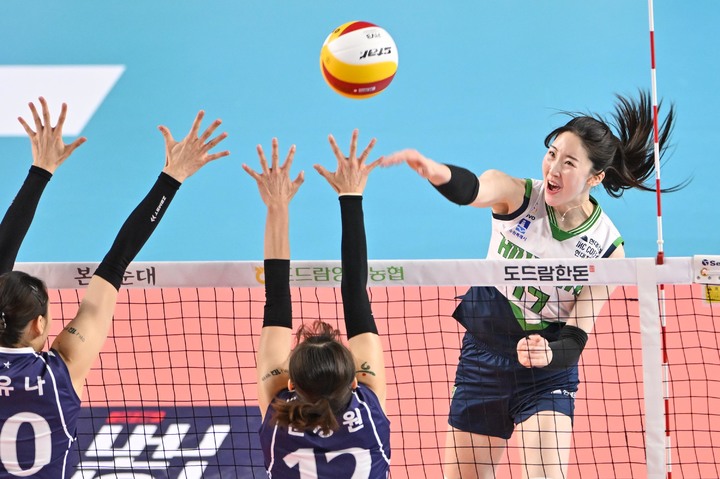 [서울=뉴시스] 24일 경북 김천실내체육관에서 열린 도드람 2022-2023 V리그 현대건설과 도로공사와의 경기, 현대건설 고예림이 공격하고 있다. (사진=PBA투어 제공) 2023.01.25. photo@newsis.com *재판매 및 DB 금지