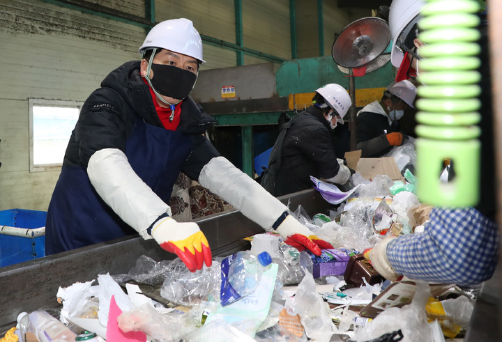 [서울=뉴시스] 이영환 기자 = 국민의힘 당권주자인 김기현 의원이 25일 오전 서울 용산구 재활용센터에서 설연휴 쓰레기 재활용 분리 작업 봉사활동을 하고 있다. 2023.01.25. 20hwan@newsis.com