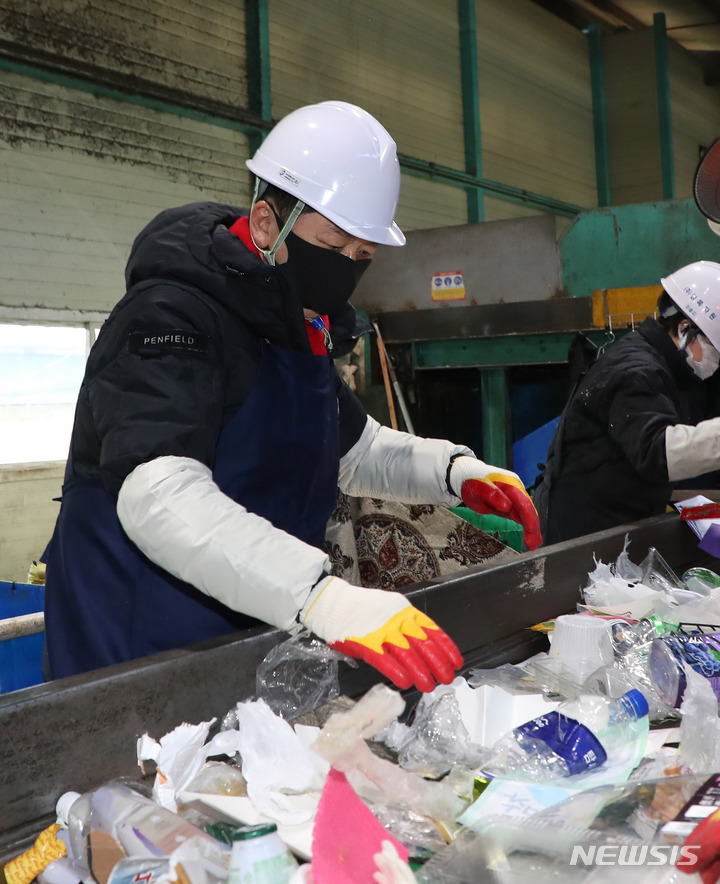 [서울=뉴시스] 이영환 기자 = 국민의힘 당권주자인 김기현 의원이 25일 오전 서울 용산구 재활용센터에서 설연휴 쓰레기 재활용 분리 작업 봉사활동을 하고 있다. 2023.01.25. 20hwan@newsis.com