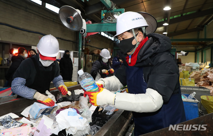 [서울=뉴시스] 이영환 기자 = 국민의힘 당권주자인 김기현 의원이 25일 오전 서울 용산구 재활용센터에서 설연휴 쓰레기 재활용 분리 작업 봉사활동을 하고 있다. 2023.01.25. 20hwan@newsis.com