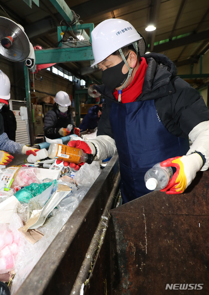 [서울=뉴시스] 이영환 기자 = 국민의힘 당권주자인 김기현 의원이 25일 오전 서울 용산구 재활용센터에서 설연휴 쓰레기 재활용 분리 작업 봉사활동을 하고 있다. 2023.01.25. 20hwan@newsis.com