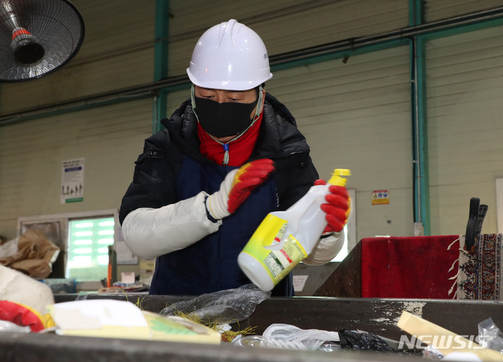 [서울=뉴시스] 이영환 기자 = 국민의힘 당권주자인 김기현 의원이 25일 오전 서울 용산구 재활용센터에서 설연휴 쓰레기 재활용 분리 작업 봉사활동을 하고 있다. 2023.01.25. 20hwan@newsis.com