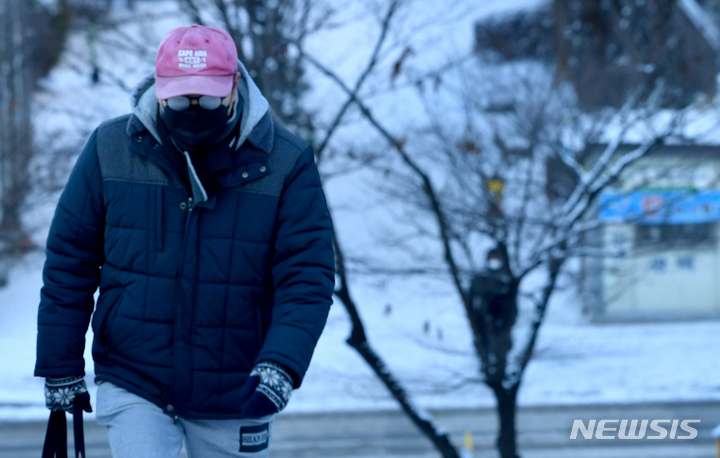 [광주=뉴시스] 김혜인 기자 = 한파특보가 내려진 25일 오전 광주 서구 치평동 한 도로에서 한 시민이 눈길을 걷고 있다. 2023.01.25. hyein0342@newsis.com
