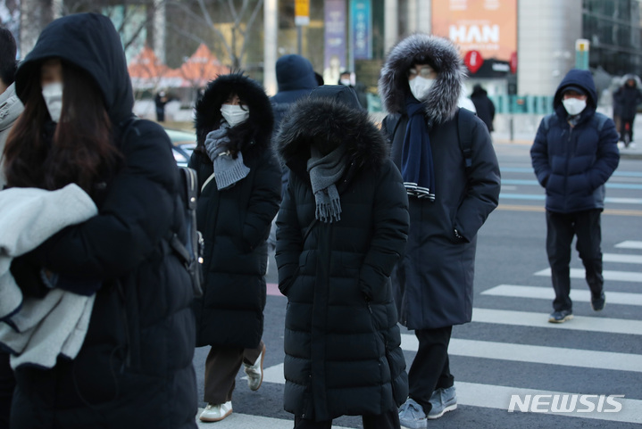 [서울=뉴시스] 김진아 기자 = 서울 아침 최저 기온이 영하 18도까지 떨어지는 등 전국 대부분의 지역에 한파특보가 발효된 25일 오전 서울 광화문네거리에서 두터운 옷차림의 시민들이 출근하고 있다. 2023.01.25. bluesda@newsis.com