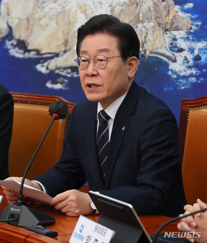 [서울=뉴시스] 추상철 기자 = 이재명 더불어민주당 대표가 25일 오전 서울 여의도 국회에서 열린 최고위원회의에 참석해 발언하고 있다. 2023.01.25. scchoo@newsis.com