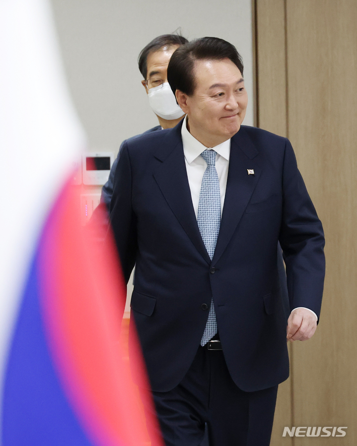 [서울=뉴시스] 전신 기자 = 윤석열 대통령이 25일 서울 용산 대통령실 청사에서 열린 국무회의에 참석하고 있다. (대통령실통신사진기자단) 2023.01.25. photo1006@newsis.com