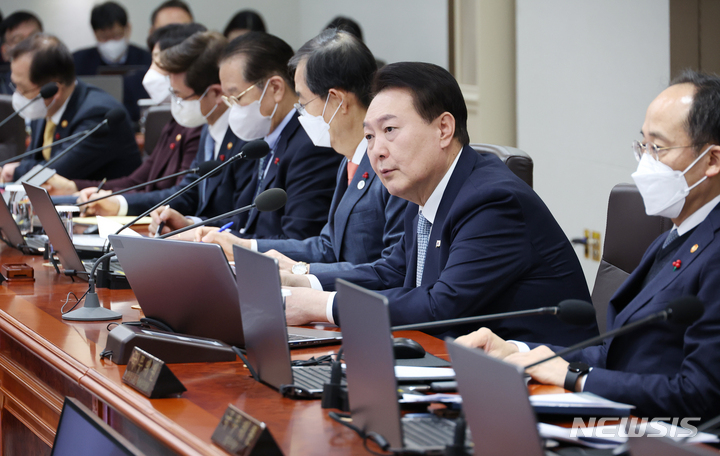 [서울=뉴시스] 전신 기자 = 윤석열 대통령이 25일 서울 용산 대통령실 청사에서 열린 국무회의를 주재하고 있다. (대통령실통신사진기자단) 2023.01.25. photo1006@newsis.com