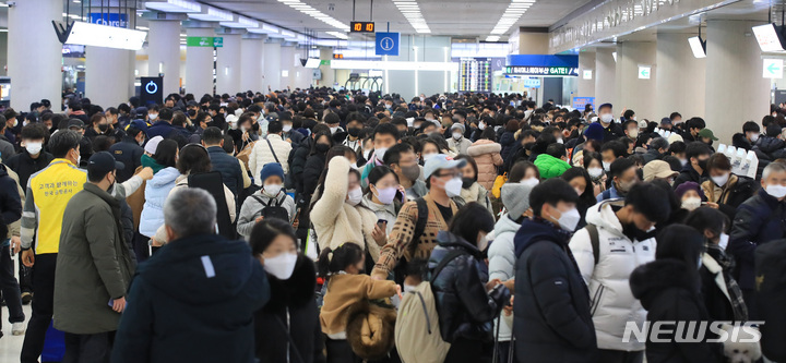 [제주=뉴시스] 우장호 기자 = 25일 제주국제공항 3층 출발장이 제주를 떠나려는 귀경객들이 몰려 북새통을 이루고 있다. 제주공항은 이날 하루 임시 국내편 25편을 추가 투입하고, 17편은 대형기종으로 변경 투입해 1만여석을 추가공급한다는 계획이다. 2023.01.25. woo1223@newsis.com