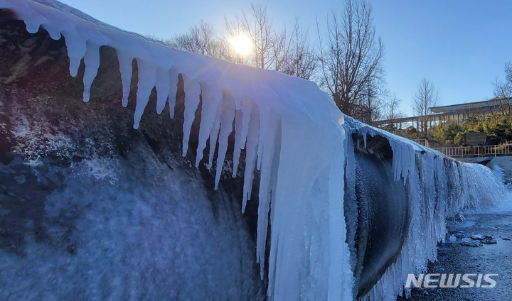 [전주=뉴시스] 김얼 기자 = 전북 전주시의 기온이 영하 10도를 웃돌며 강추위가 이어지고 있는 25일 전주천 상류에 고드름이 맺혀 있다. 2023.01.25. pmkeul@newsis.com