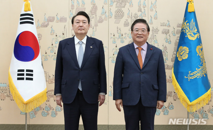 [서울=뉴시스] 전신 기자 = 윤석열 대통령이 25일 서울 용산 대통령실 청사에서 우동기 국가균형발전위원장에게 위촉장을 수여한 후 기념촬영하고 있다. 2023.01.25. photo1006@newsis.com