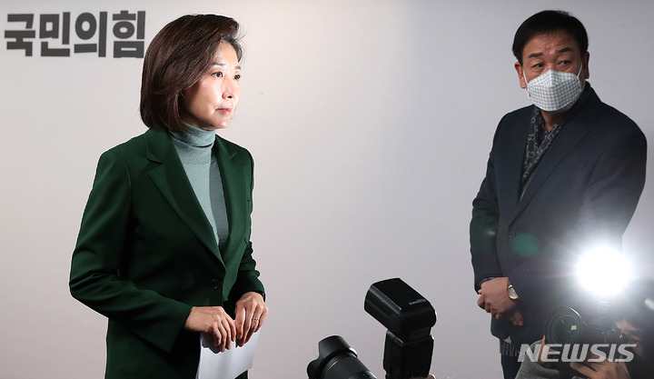 [서울=뉴시스] 추상철 기자 = 나경원 전 국민의힘 의원이 25일 오전 서울 여의도 국민의힘 당사에서 당 대표 경선 불출마를 선언한 후 이동하고 있다. 2023.01.25. scchoo@newsis.com