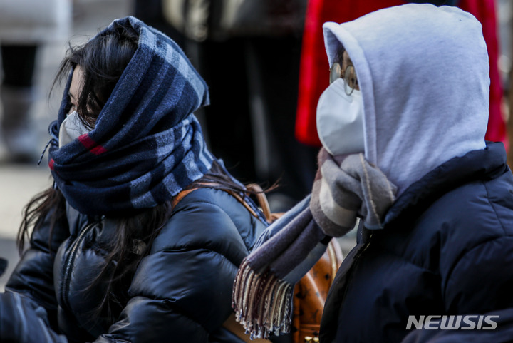 [서울=뉴시스] 정병혁 기자 = 지난 25일 서울 종로구 옛 일본대사관 인근에서 열린 제1580차 일본군성노예제 문제해결을 위한 수요시위에서 참가자들이 두꺼운 옷을 입은 채 자리에 앉아 있다. 2023.01.25. jhope@newsis.com