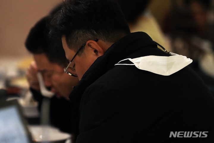 [서울=뉴시스] 백동현 기자 = 26일 오후 서울 시내 한 식당가에서 시민들이 마스크를 벗고 식사를 하고 있다. 오는 30일부터 실내 마스크 착용이 '의무'에서 '권고'로 완화됨에 따라 일부 시설을 제외한 대부분의 시설에서 실내 마스크 착용 의무가 해제될 예정이다. 2023.01.26. livertrent@newsis.com