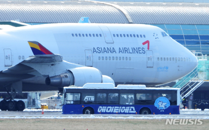 [제주=뉴시스] 우장호 기자 = 제주공항 셧다운 여파로 귀경 행렬이 이어지는 25일 오후 제주국제공항 계류장에 약 400여석 규모의 대형 항공기(보잉747-400)가 등장했다. 한국공항공사에 따르면 이날 제주공항에서는 임시편을 포함해 모두 535편이 운항하고, 공급석은 총 10만8000여석이다. 2023.01.25. woo1223@newsis.com